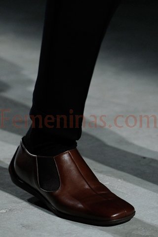 Modernos zapatos cerrados en color marron